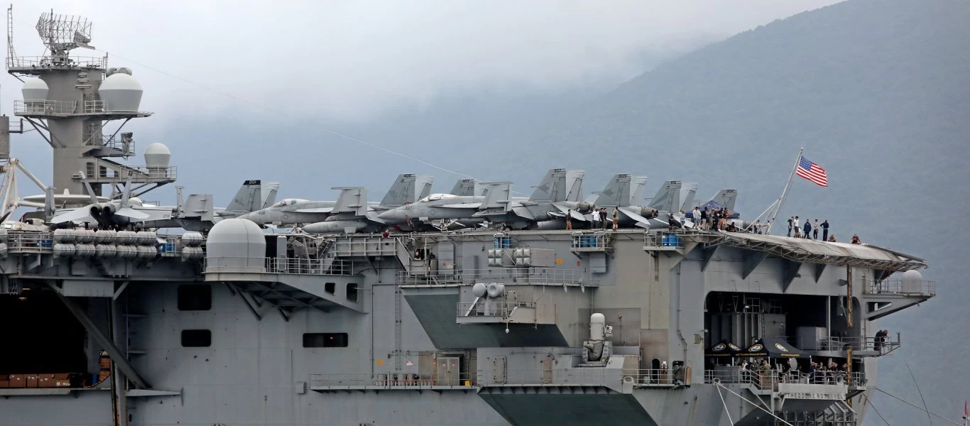 ΗΠΑ: Εξαπλώνεται στο αεροπλανοφόρο «Ρούσβελτ» ο κορωνοϊός - «Να μεταφερθούν σε ασφαλές μέρος μέλη του πληρώματος»